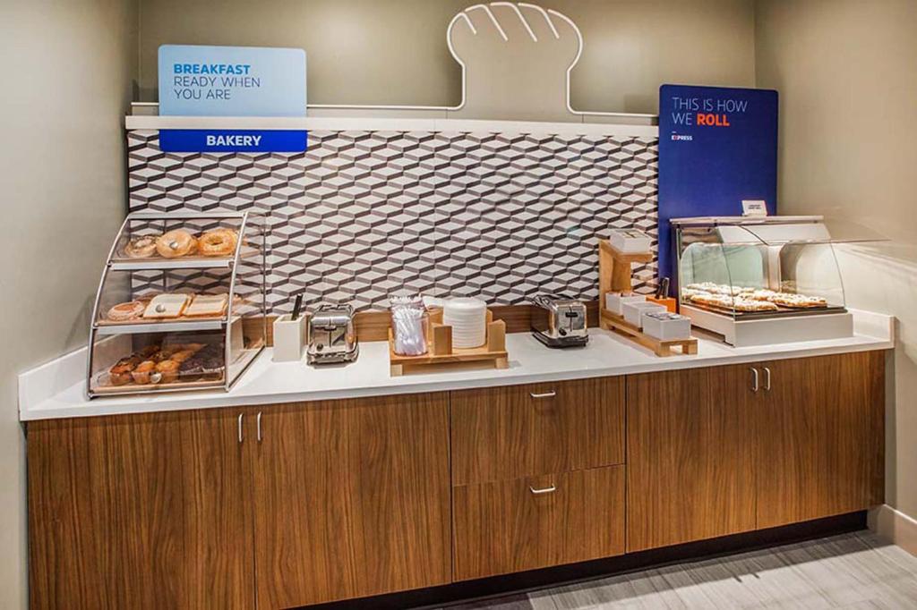 Holiday Inn Express Hotel & Suites McDonough an IHG Hotel image 12
